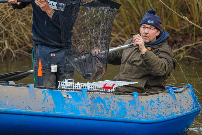 Brandweer redt gewonde eend