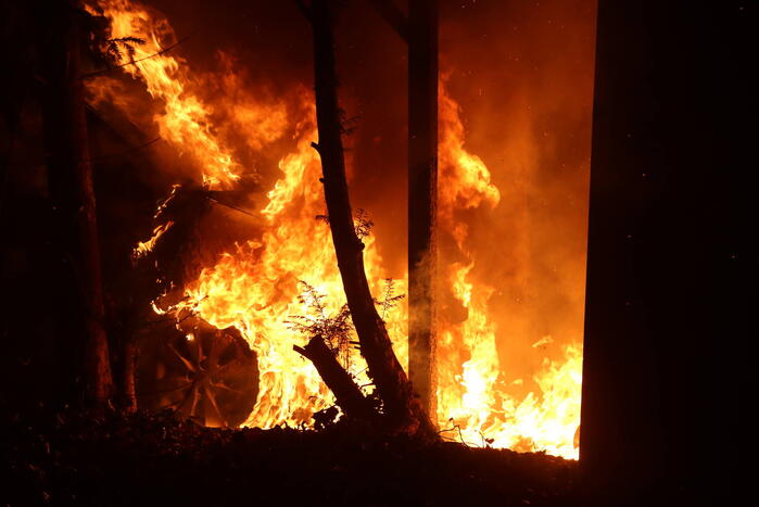 Personenauto vat vlam onder carport