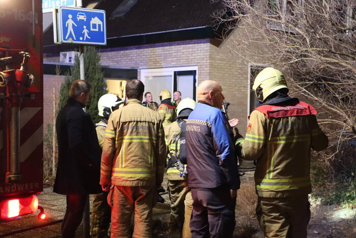 Personenauto vat vlam onder carport