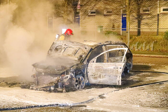 Personenwagen op parkeerplaats Monkey Town verwoest