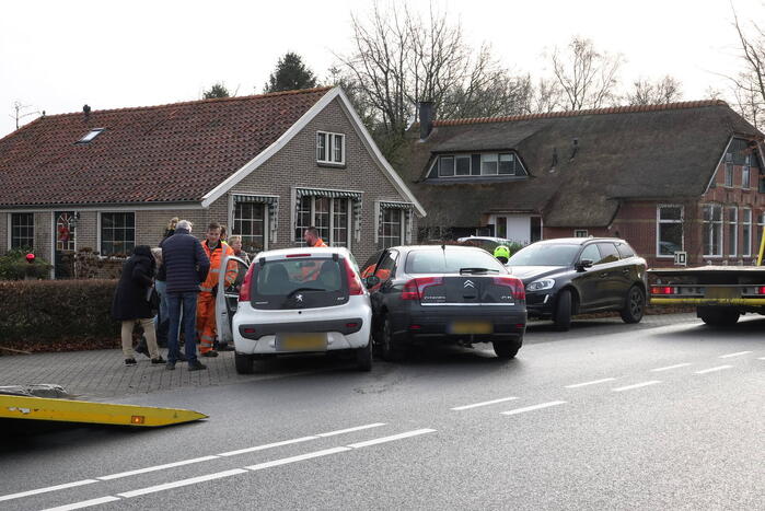 Twee voertuigen botsen op elkaar