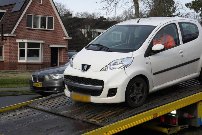 Twee voertuigen botsen op elkaar