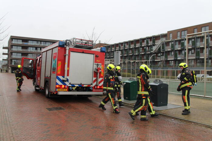 Brandweer blust brand in ondergrondse container