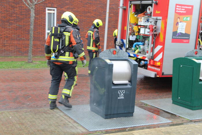 Brandweer blust brand in ondergrondse container