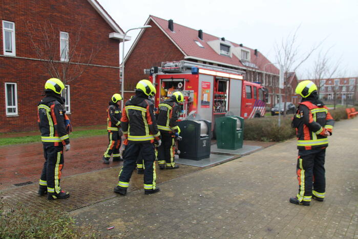 Brandweer blust brand in ondergrondse container