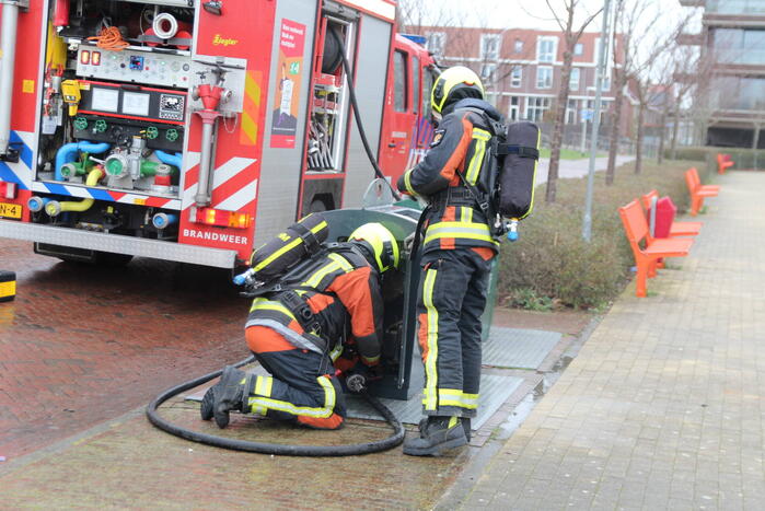 Brandweer blust brand in ondergrondse container