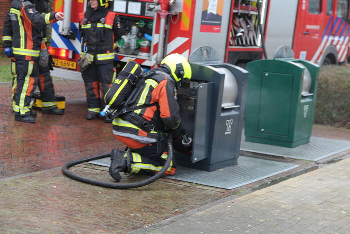 Brandweer blust brand in ondergrondse container