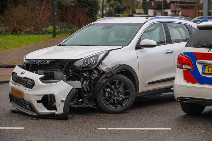 Twee personenwagens botsen op kruising