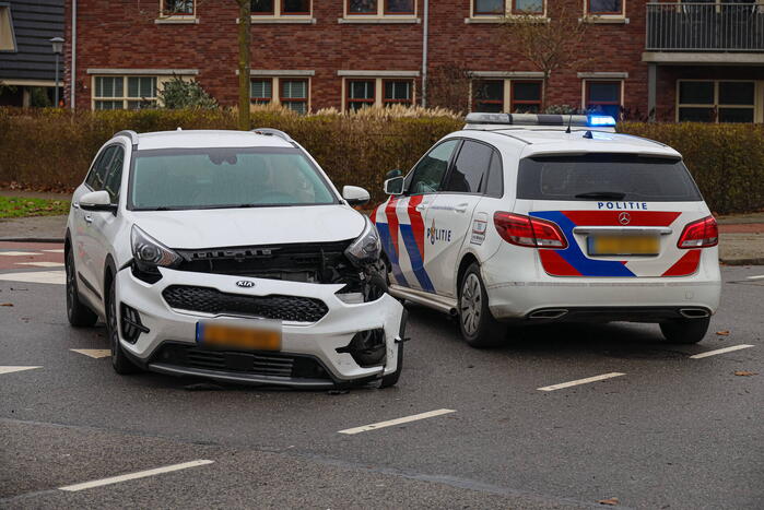 Twee personenwagens botsen op kruising