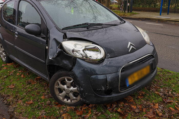 Twee personenwagens botsen op kruising