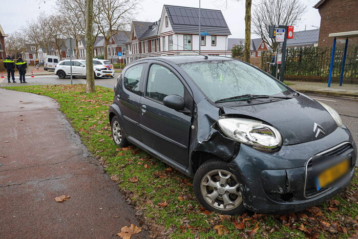 Twee personenwagens botsen op kruising