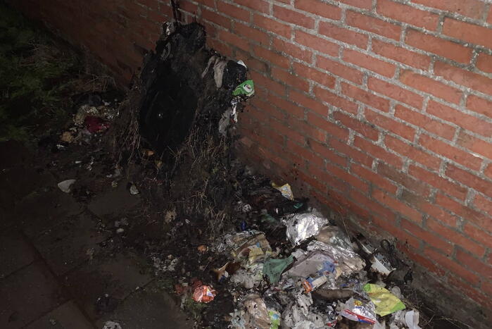 Container uitgebrand achter schuren