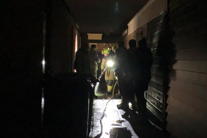 Container uitgebrand achter schuren