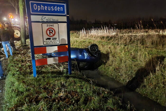 Dronken automobilist belandt in de sloot