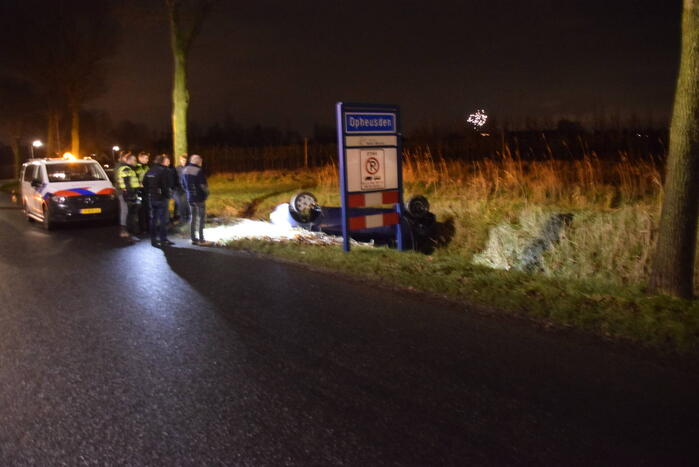 Dronken automobilist belandt in de sloot