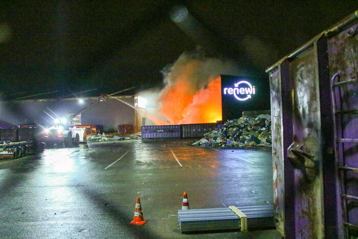 Berg met afval in brand op industrieterrein