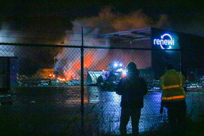 Berg met afval in brand op industrieterrein