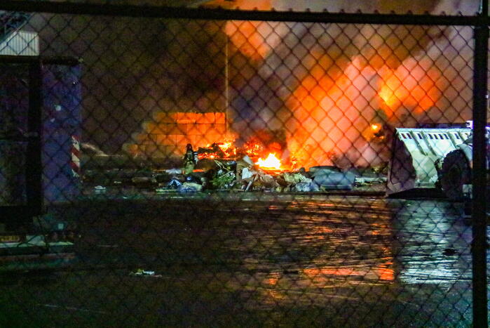 Berg met afval in brand op industrieterrein