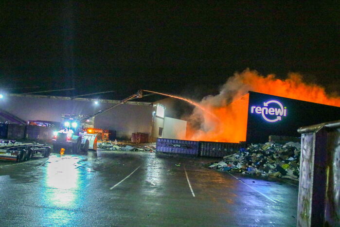 Berg met afval in brand op industrieterrein