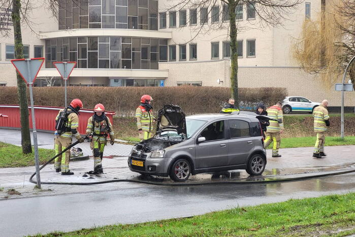 Veel rook bij brand in motorkap