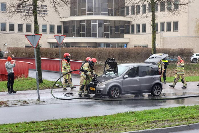 Veel rook bij brand in motorkap