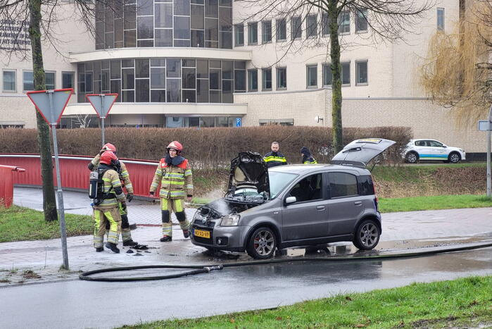 Veel rook bij brand in motorkap