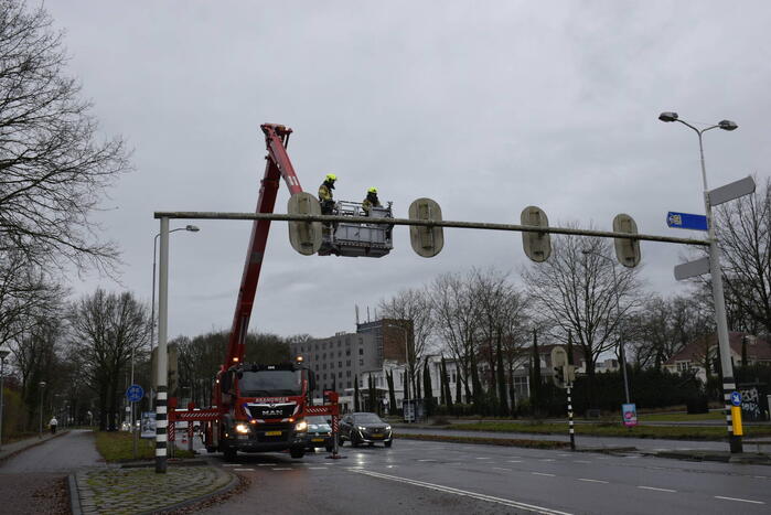Brandweer verwijdert rand van loshangend verkeerslicht