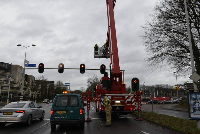 Brandweer verwijdert rand van loshangend verkeerslicht