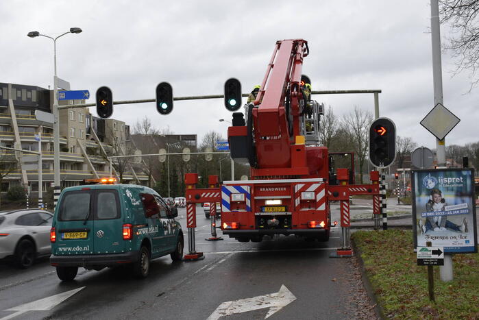 Brandweer verwijdert rand van loshangend verkeerslicht