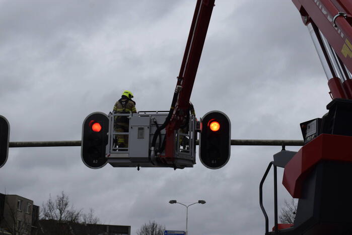 Brandweer verwijdert rand van loshangend verkeerslicht