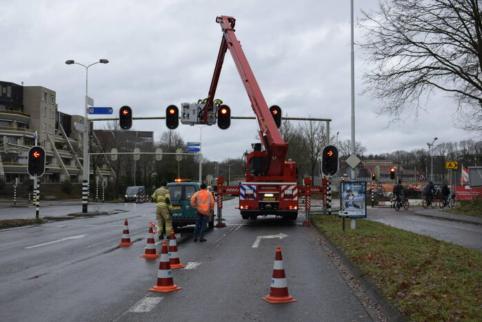 Brandweer verwijdert rand van loshangend verkeerslicht