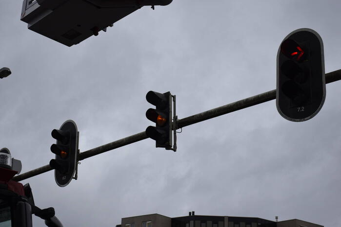 Brandweer verwijdert rand van loshangend verkeerslicht