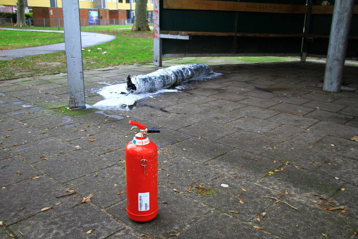 Brandweer blust zelfgemaakte rookbom