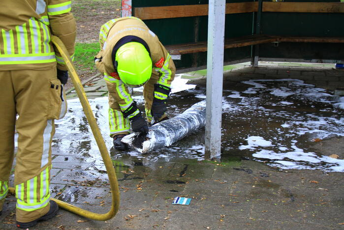 Brandweer blust zelfgemaakte rookbom
