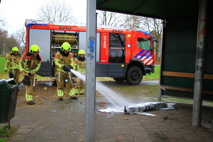 Brandweer blust zelfgemaakte rookbom