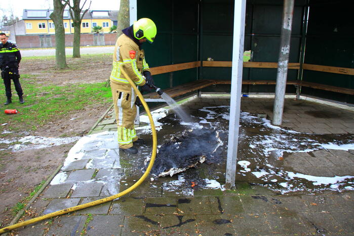 Brandweer blust zelfgemaakte rookbom