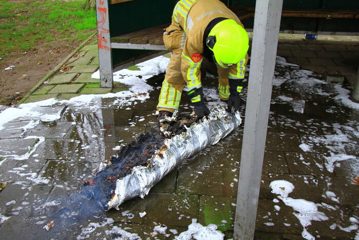 Brandweer blust zelfgemaakte rookbom