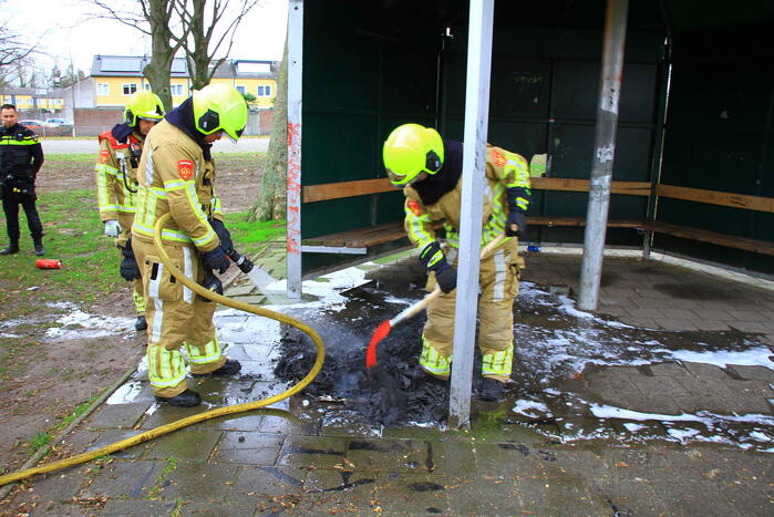 Brandweer blust zelfgemaakte rookbom