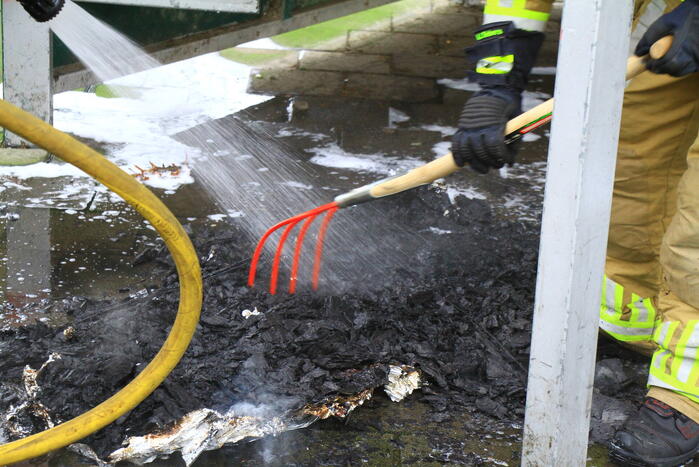 Brandweer blust zelfgemaakte rookbom