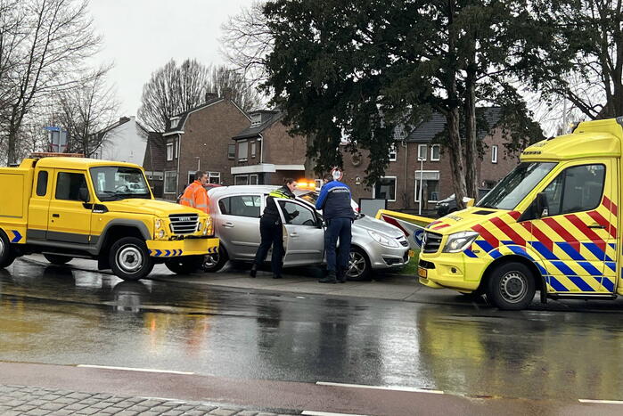 Automobilist botst op verkeersbord bij rotonde