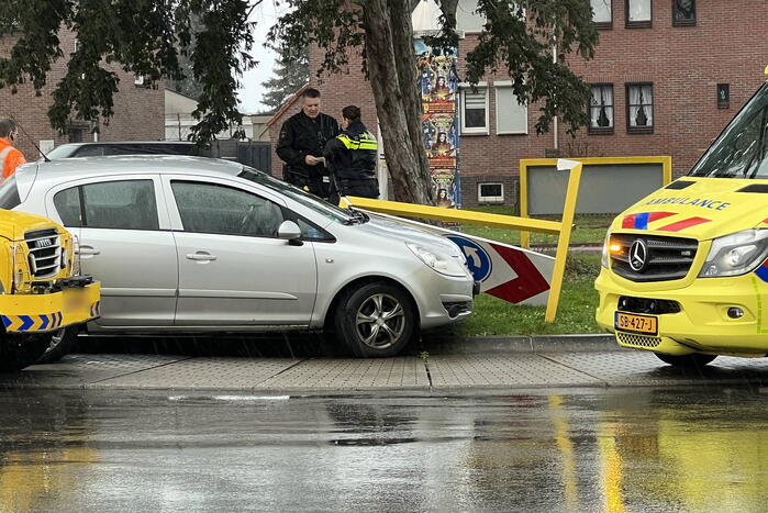 Automobilist botst op verkeersbord bij rotonde