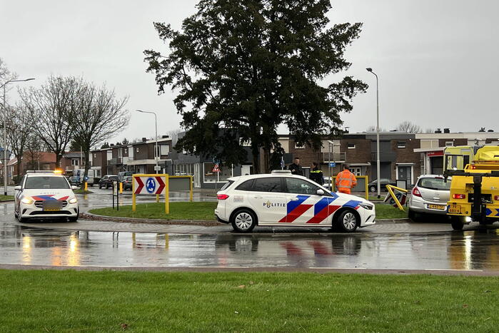 Automobilist botst op verkeersbord bij rotonde
