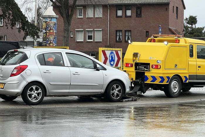 Automobilist botst op verkeersbord bij rotonde