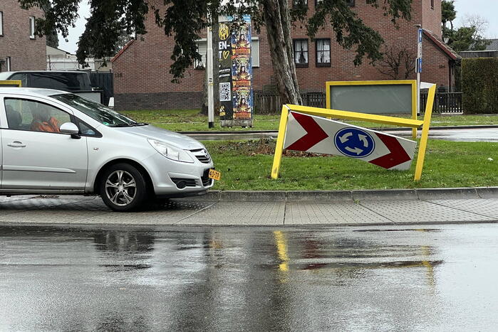 Automobilist botst op verkeersbord bij rotonde