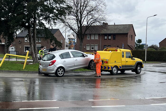 Automobilist botst op verkeersbord bij rotonde