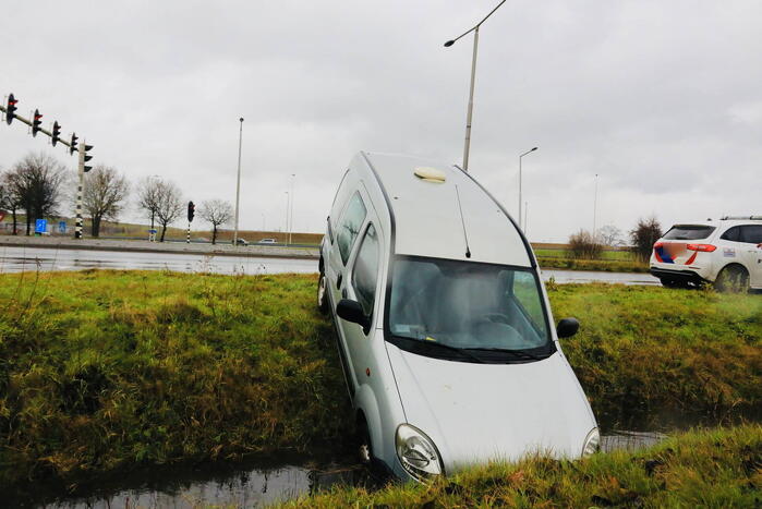 Bestelwagen belandt in sloot
