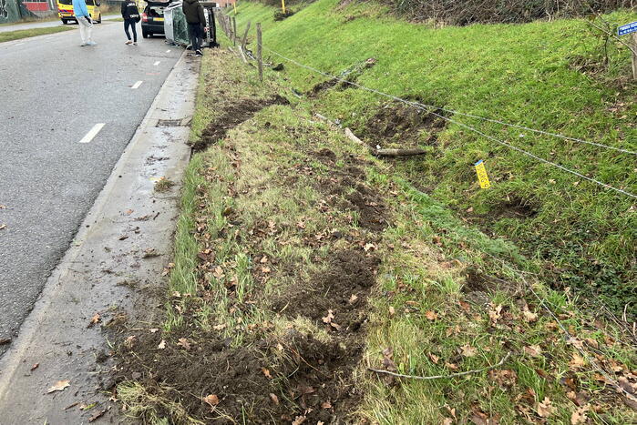 Auto op zijn kant bij eenzijdige aanrijding