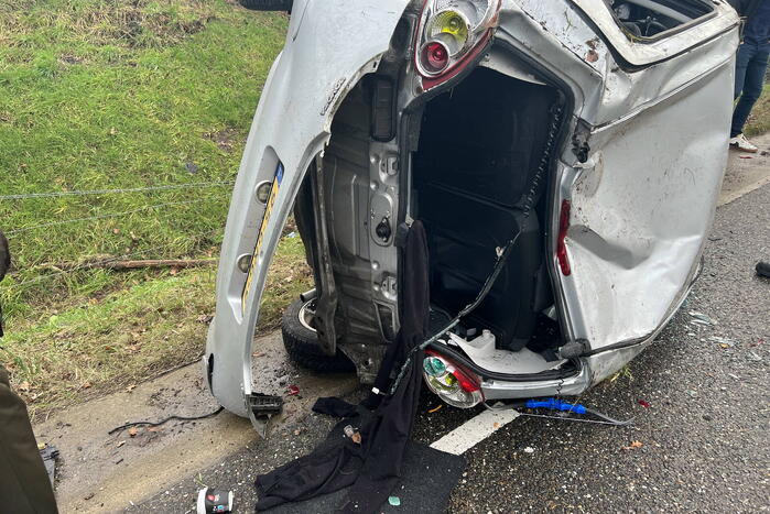 Auto op zijn kant bij eenzijdige aanrijding