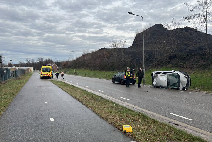 Auto op zijn kant bij eenzijdige aanrijding