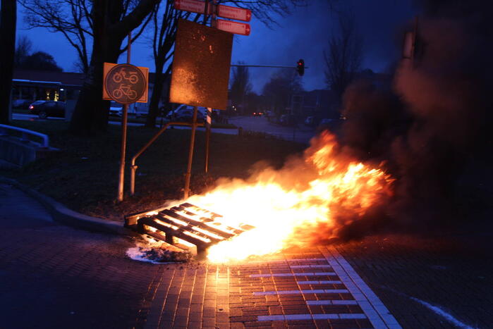 Stapel pallets in brand gestoken